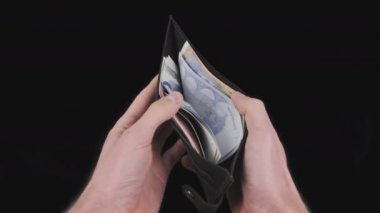 Erkek Elleri Alfa Kanalı ile Çeşitli Avro Banknotlarıyla Siyah Cüzdanı Göster