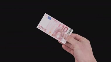 Erkek El Alfa Kanalı ile 10 Euro 'luk bir banknot gösteriyor