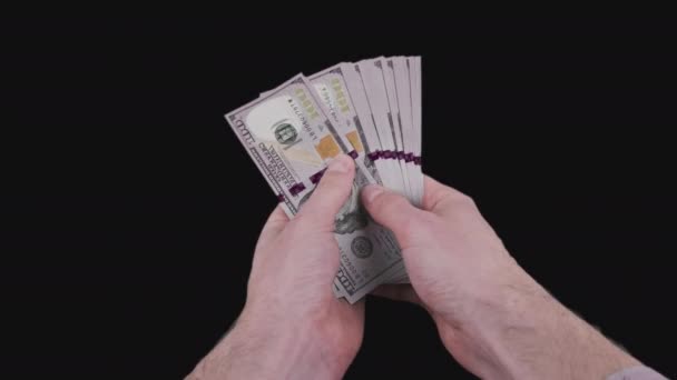 Manos masculinas que cuentan un montón de billetes de 100 dólares americanos con canal alfa — Vídeo de stock
