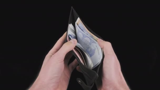 Mannlige hender Viser svart lommebok med diverse eurosedler med Alfa-kanal – stockvideo