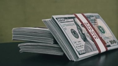 Dolar desteleri Yeşil Arkaplanda Döner, Para Yığını