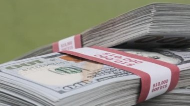 Dolar desteleri Yeşil Arkaplanda Döner, Para Yığını