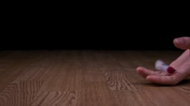 Zemine Şırınga Şırıngası Şırıngası Düşen Bağımlı El İğne Uyuşturucuları, Yavaş Hareket