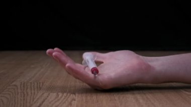 Aşırı doz, El Düşüşü Bağımlılığı, Uyuşturucu Şırıngası Düşüşü