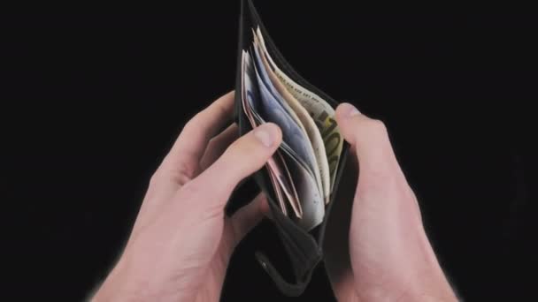 Mężczyzna ręce Pokaż czarny portfel z niektóre różne euro banknoty z Alpha Channel — Wideo stockowe
