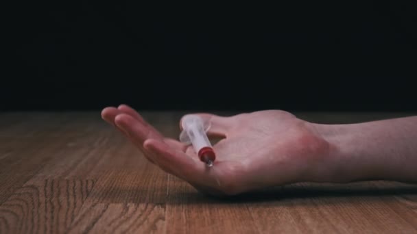 Surdosage, Les toxicomanes tombent de la main au sol, La seringue de drogue en tombe — Video