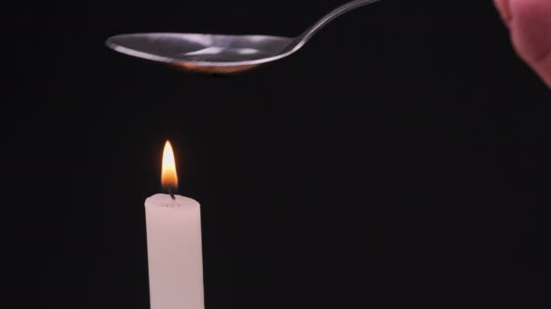 Cocinar drogas en una cuchara en una llama de vela — Vídeo de stock