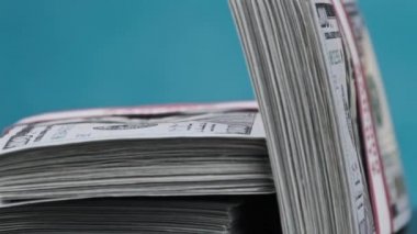 Dolarlar Mavi Arkaplanda Döner, Para Yığını