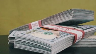 Dolar desteleri Yeşil Arkaplanda Döner, Para Yığını