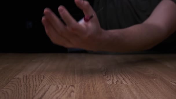 Viciado Mão com Syringe Falls para o chão apenas picado drogas de heroína, câmera lenta — Vídeo de Stock