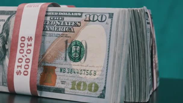 Svazky dolarů otočit na modrém pozadí, hromada peněz — Stock video