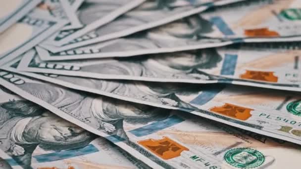 Egy halom százdolláros bankjegy szétszóródva egy ventilátorban forog. — Stock videók