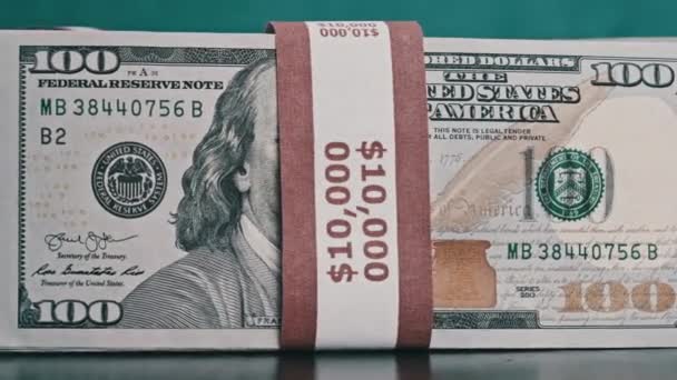 Paquetes de dólares giran sobre fondo azul, montón de dinero — Vídeo de stock