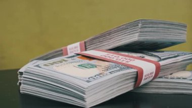 Dolar desteleri Yeşil Arkaplanda Döner, Para Yığını
