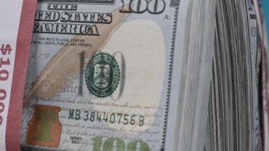 Dolarlar Mavi Arkaplanda Döner, Para Yığını