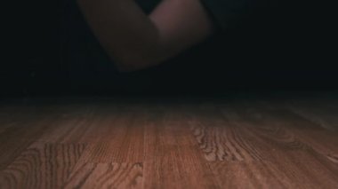 Zemine Şırınga Şırıngası Şırıngası Düşen Bağımlı El İğne Uyuşturucuları, Yavaş Hareket