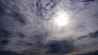 Katmanlı Bulutlar Parlak Güneş Altında Mavi Gökyüzünde, Kabarık Bulutlu Zaman Çizelgesi