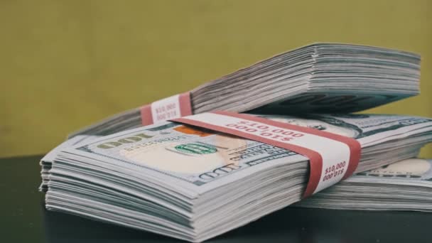 美元捆绑绿色背景下的旋转，金钱的膨胀 — 图库视频影像