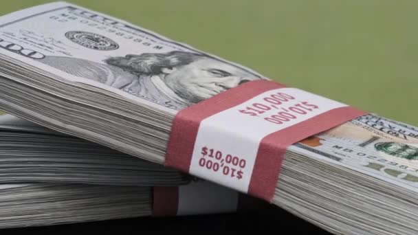 Dollars Bundles Forog a zöld háttér, halom pénzt — Stock videók