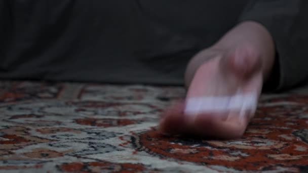 Наркотики - наркомани з сиротинцями на підлогу — стокове відео