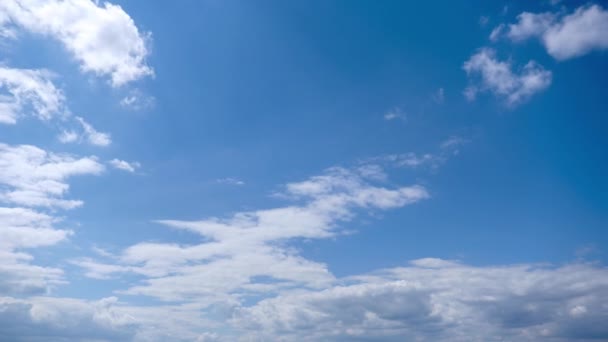 Cumuluswolken bewegen sich am blauen Himmel, Wolkenbild-Zeitraffer — Stockvideo