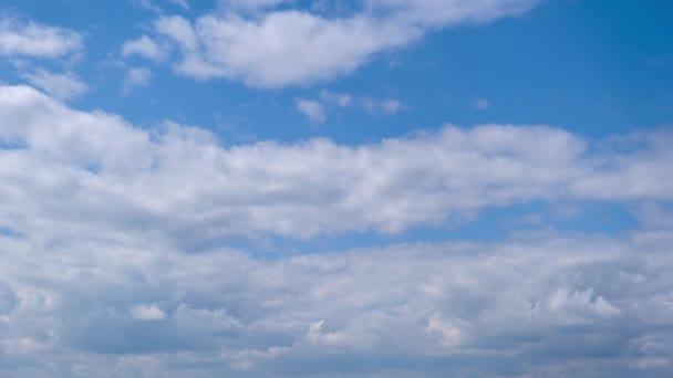 Cumulus Chmury poruszać się w błękitnym niebie, Chmury Timelapse — Wideo stockowe