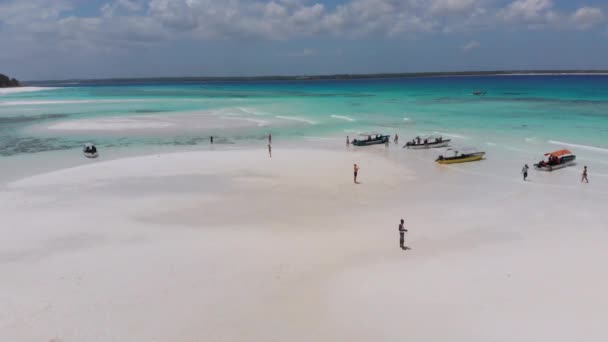 Sandbanks no meio do oceano por Tropical Island Mnemba, Zanzibar vista aérea — Vídeo de Stock