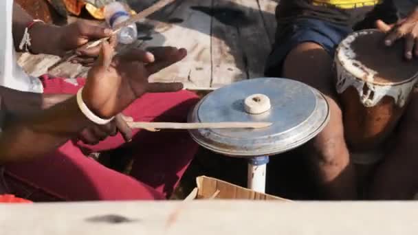 Gruppe af lokale afrikanere spiller trommer på traditionel Dhow Boat på tur, Zanzibar – Stock-video