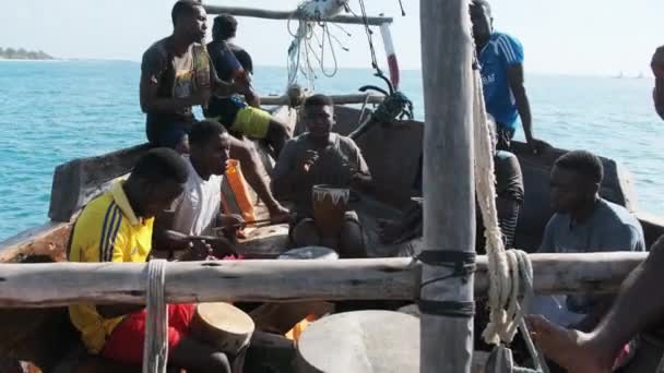 Traditionelles Dhau-Boot mit lokalen Afrikanern, die Trommeln spielen und Lieder singen, Sansibar — Stockvideo