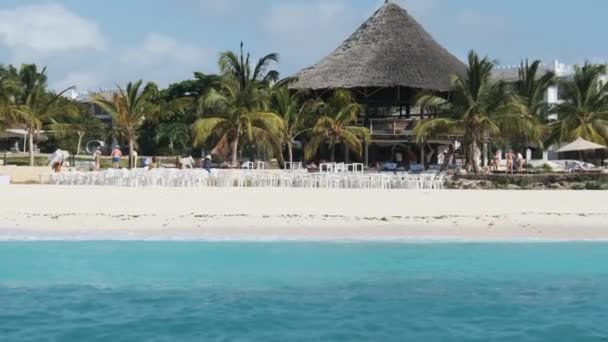 Linia brzegowa Zanzibar z Sandy Beach, Palms i hotele. Widok z pływającej łodzi — Wideo stockowe