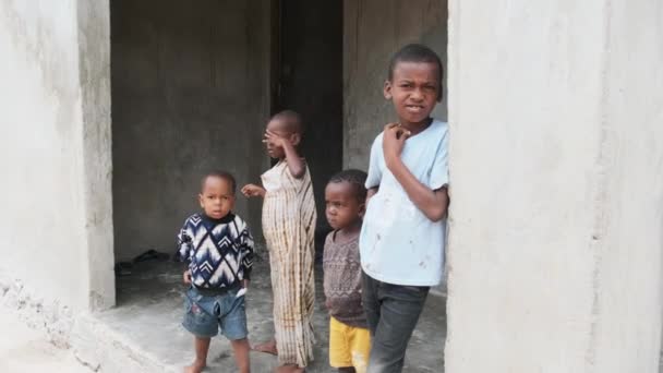 Портрет местных африканских детей в бедной деревне недалеко от трущоб, Занзибар, Африка — стоковое видео
