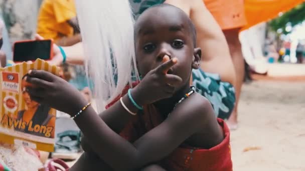 Local Brazen esfomeado menino africano olhando para a câmera e acenando com as mãos, Zanzibar — Vídeo de Stock