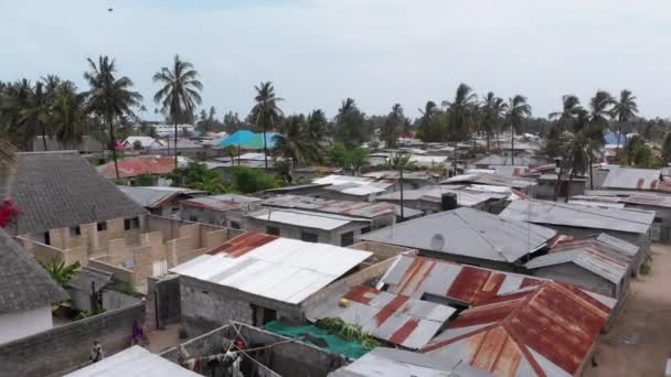 Vista aérea favelas africanas, telhados sujos da casa da vila local, Zanzibar, Nungwi — Vídeo de Stock