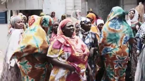 Африканская свадьба, Многие местные женщины в традиционной одежде Танец, Занзибар, Африка — стоковое видео