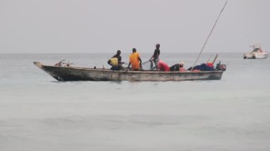 Okyanusta Tahta Tekne Balıkları Üzerinde Afrikalı Balıkçılar Balıkçılık Ağı Kullanıyor, Zanzibar