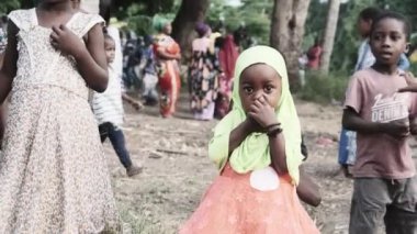 Afrika 'nın Zanzibar Köyü' ndeki Kameraya Meraklı Yerel Afrikalı Kız