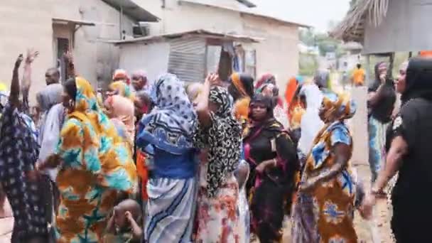 Ślub afrykański, Wiele lokalnych kobiet w tradycyjnej odzieży Taniec, Zanzibar, Afryka — Wideo stockowe
