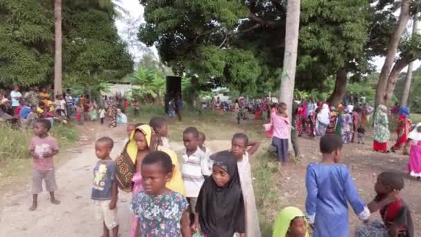 Натовп допитливих місцевих дітей на африканському весіллі в місцевому селі Занзібар. — стокове відео