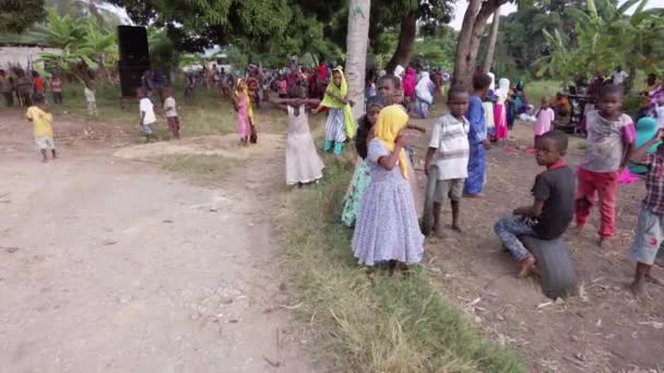 ザンジバルの地元の村でアフリカの結婚式に興味のある地元の子供たちの群衆 — ストック動画