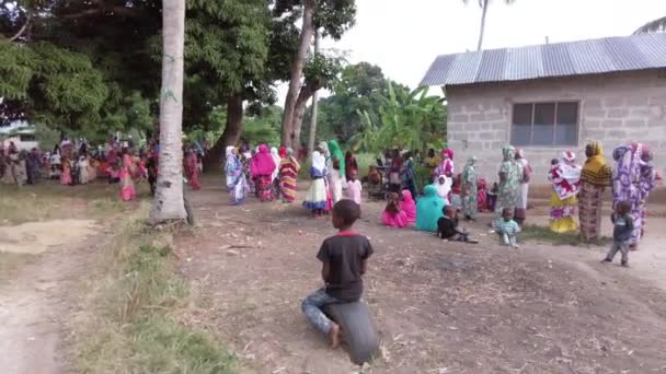 Dav zvědavých místních dětí na africké svatbě v místní vesnici Zanzibar — Stock video