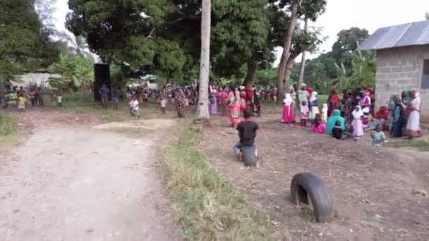 Tömege kíváncsi helyi gyerekek afrikai esküvő egy helyi faluban, Zanzibár — Stock videók