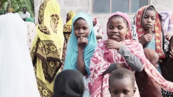 Bambini africani locali curiosi guardando la macchina fotografica nel villaggio, Zanzibar, Africa — Video Stock