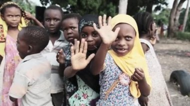 Mutlu Afrikalı Çocuklar Komik El sallama ve Meraklı Bakış, Zanzibar Köyü