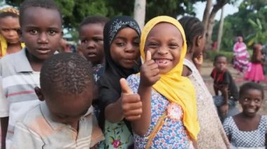 Mutlu Afrikalı Çocuklar Başparmak Yukarı ve Meraklı Bakışlı Zanzibar Köyü İşareti Gösteriyor
