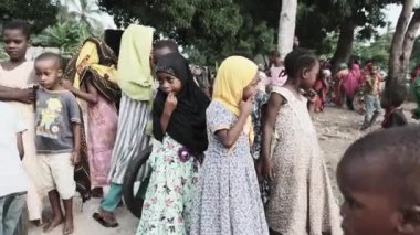 Yerel Afrikalı Çocuklar Köydeki Kameraya Bakıyor, Zanzibar, Afrika