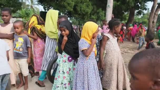 Nysgerrige lokale afrikanske børn kigger ind i kameraet i landsbyen, Zanzibar, Afrika – Stock-video