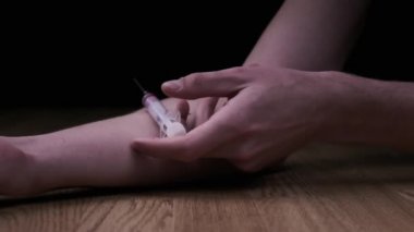 Aşırı doz, El Düşüşü Bağımlılığı, Uyuşturucu Şırıngası Düşüşü