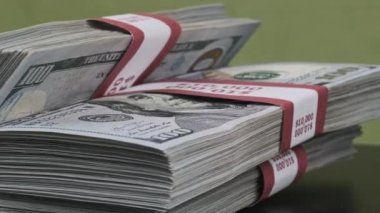 Dolar desteleri Yeşil Arkaplanda Döner, Para Yığını