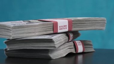 Dolarlar Mavi Arkaplanda Döner, Para Yığını