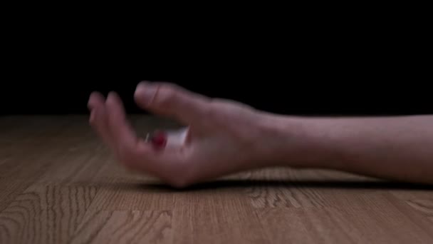 Передозування, наркомани Рука водоспадів на підлогу, Наркотичний шприц з нього — стокове відео